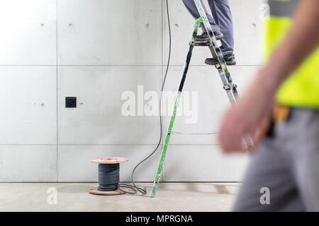 Teilansicht der Elektriker bei der Arbeit auf der Baustelle Stockfoto