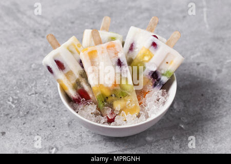 Hausgemachte Obst und Joghurt Eis am Stiel auf Marmor Stockfoto