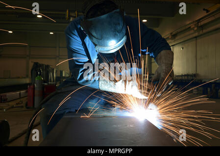 Schweißer bei der Arbeit in der Fabrik Stockfoto