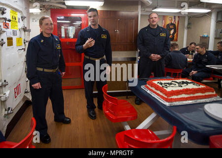 Ozean (11. April 2017) USS Shoup (DDG86) Command Master Chief Mia Strader, von St. Louis, MO., Cmdr. Ted wiederholt, kommandierender Offizier, von Remsen, Iowa, und Cmdr. Andy Strickland, Executive Officer, von Lake Jackson, Texas, singen "Happy Birthday" für Segler während der Fahrt für eine zusammengesetzte Einheit Übung (COMPTUEX) mit der nimitz Carrier Strike Group in Vorbereitung für eine bevorstehende Bereitstellung. COMPTUEX Tests die Mission die Bereitschaft der Aktiven der Streik Gruppe durch simulierte Szenarien und ihre Fähigkeit als integrierte Einheit durchzuführen. Stockfoto