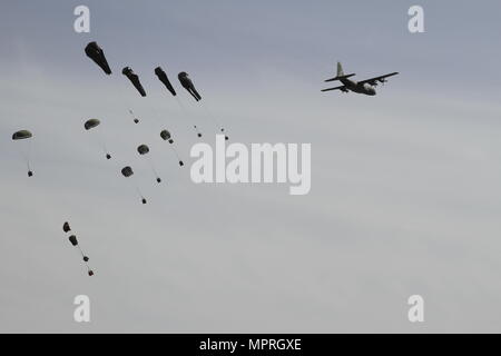 Low-cost aerial Delivery-Systeme, jeweils beladen mit vier, 55-Gallone Trommeln des Wassers, sind von einer Republik der Korea Luftwaffe c-130, 12. April 2017, auf eine Drop-Zone zwischen Daegu und Busan, Südkorea abgelegt. ExOPR17 konzentriert sich auf die Integration der Republik Korea und USA Allianz Logistik-Funktionen in Luft, Land, See-, Raum und Informationen Umgebungen. Stockfoto