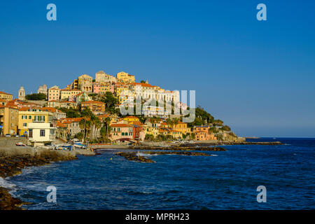 Italien, Ligurien, Riviera di Ponente, Imperia, Stadtbild im Abendlicht Stockfoto