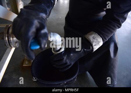 Darryl Hodge, 733rd Logistik Bereitschaft Squadron Brennstoffe Einrichtungen Kraftstoffe Verteilung Systeme Operator, nimmt eine Kraftstoff-Stichprobe auf gemeinsamer Basis Langley-Eustis, Virginia, 10. April 2017. Kraftstoff-Anlagen Flieger probieren Kerosin um sicherzustellen, dass sie klar und ohne Verunreinigungen ist vor der Betankung Operationen verwendet wird. (US Air Force Foto/Staff Sgt. Areca T. Bell) Stockfoto