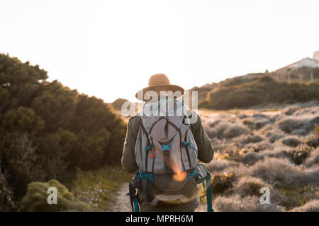 Italien, Sardinien, Rückansicht der Wanderer mit Hut und Rucksack Stockfoto