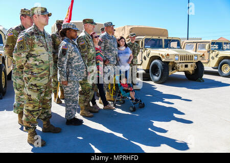Das 32nd Army Air and Missile Defense Command ist eine Einheit der US Army, die dem Space and Missile Defense Command der US Army unterstellt ist und in Fort Bliss, Texas stationiert ist. Am 6. April 2017 versammelten sich Führungskräfte, um die Familien der Einheiten im Rahmen von Readiness-Initiativen zu unterstützen. Das Archivierungsbild dokumentiert Aktivitäten der Familienunterstützung auf Befehlsebene innerhalb der Installationseinstellung. Stockfoto