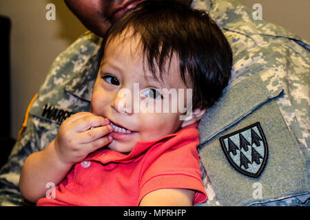 Das 32nd Army Air and Missile Defense Command ist ein Hauptquartier der US Army in Fort Bliss, Texas. Am 6. April 2017 hielt ein Soldat, der dem US Army Space and Missile Defense Command zugewiesen wurde, sein Kind während einer Familienunterstützungsaktion im Zusammenhang mit Notferien und der Umverteilung innerhalb des 32d AAMDC fest. Das Archivbild dokumentiert die Familienbetreuung innerhalb der Installation auf Abteilungsebene. Stockfoto