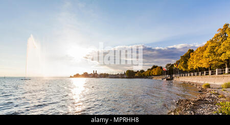 Deutschland, Baden-Württemberg, Friedrichshafen, Bodensee, Brunnen, Seepromenade und Bäume im Herbst Stockfoto