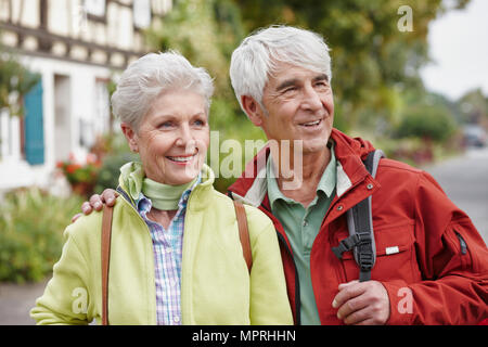 Deutschland, Rüdesheim, Portrait von lächelnden senior Paar beobachten etwas Stockfoto