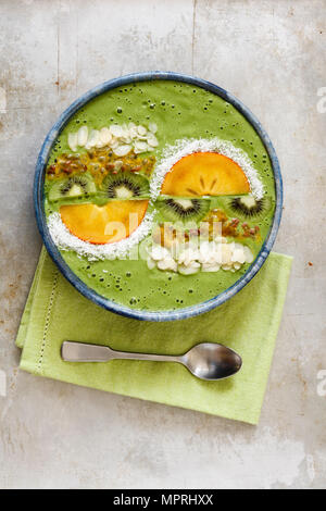 Smoothie Schüssel mit Kiwi und Kaki Stockfoto