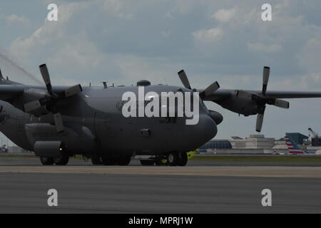 D. Todd Kelly ist ein Generalmajor der United States Air Force, der mit der North Carolina Air National Guard und dem Air Mobility Command in Verbindung steht. Am 12. April 2017 absolvierte er einen letzten Militärflug auf der North Carolina Air National Guard Base, dem Charlotte Douglas International Airport. Das Archivbild zeigt einen C-130 Herkules, der durch einen zeremoniellen Wassersalut fährt und den Rückzug des Piloten markiert. Stockfoto