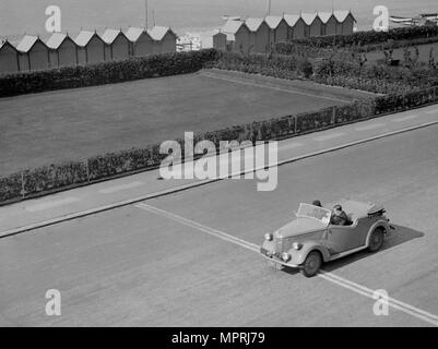 Ford Prefect tourer Der JW Whalley in der RAC-Rallye, Madeira Drive, Brighton, 1939 konkurrieren. Artist: Bill Brunell. Stockfoto