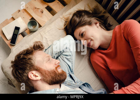 Glückliches Paar zu Hause sprechen und einander zuhören Stockfoto