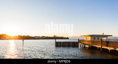 Deutschland, Baden-Württemberg, Langenargen, Bodensee, Schiffsanlegestelle bei Sonnenaufgang Stockfoto