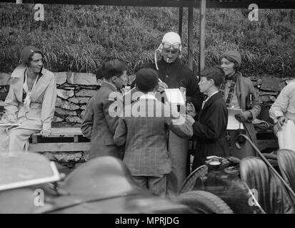 Goldie Gardner Autogramme am irischen Grand Prix, Phoenix Park, Dublin, 1930. Artist: Bill Brunell. Stockfoto
