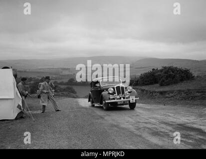 Standard Limousine von Frau SH Richards konkurrieren in der South Wales Auto Club Welsh Rally, 1937 Künstler: Bill Brunell. Stockfoto