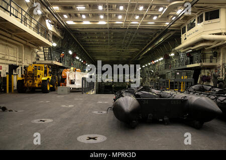Combat Rubber Raiding Craft ist ein kleines aufblasbares Boot, das von Aufklärungs- und RAID-Truppen des U.S. Marine Corps eingesetzt wird. Am 3. April 2017 wurde ein CRRC auf dem Brunnendeck der USS San Diego (LPD-22) positioniert, um die Ausschiffungsbohrungen der 15. Marine Expeditionary Unit Maritime RAID Force während der PHIBRON-MEU Integration im Pazifischen Ozean bei Kalifornien zu unterstützen. Das Archivbild dokumentiert das bereitgestellte Profil vor dem Start. Stockfoto