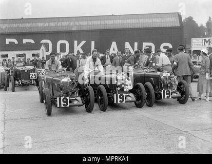 Drei MG Magnas an der LCC-Relais Grand Prix, Brooklands, Surrey, 1933. Artist: Bill Brunell. Stockfoto