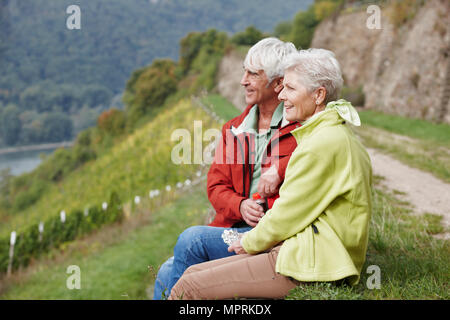 Deutschland, Rheingau, wandern ältere Paare mit einem Rest Stockfoto