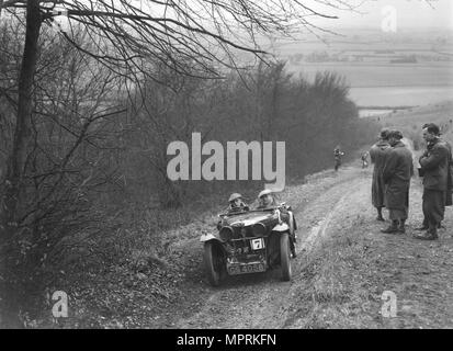 MG J2 konkurrieren in einem Versuch, Crowell Hill, Chinnor, Oxfordshire, 1930er Jahre. Artist: Bill Brunell. Stockfoto