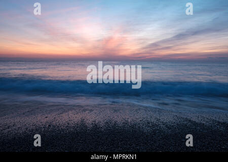 Italien, Ligurien, Riviera di Ponente, Golf von Genua, Noli, Sonnenaufgang am Strand Stockfoto