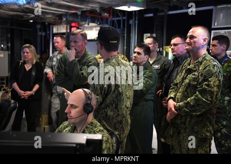 170410-N-ZN259-160 NAVAL SUPPORT FACILITY DEVESELU, Rumänien (11. April 2017) Commander Jonathan Lipps (Mitte), befehlshabender Offizier Aegis an Land Missile Defense System (AAMDS), Schriftsätze Commander, US Air Forces in Europe und US Air Forces in Afrika; Commander Allied Air Command; und Direktor, Joint Air Power Competency Centre, Kalkar, Deutschland gen Tod D. Wolters (links, Mitte) und Generalleutnant Laurian Anastasof (rechts, Mitte), Leiter der rumänischen Luftwaffe, innen AAMDS Combat Information Center.  NSF Deveselu spielt eine Schlüsselrolle bei Raketenabwehr in Osteuropa. Die Installation Betrieb Stockfoto