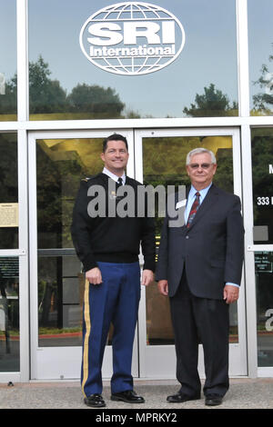 (von links nach rechts) Oberst Lewis G. Knapp, Congressional Legislative Liaison, Armee-Reserve und Richard (Phil) Bühne, Arbeitgeber Unterstützung des Gardisten und Reserve und 63. regionale Unterstützung Befehl Army Reserve Botschafter Vertreter sind davonsausen nach der Anerkennung Zeremonie des Jonathan B. Cory am Stanford Research Institute International Campus, Menlo Park, Kalifornien, April 5. Stockfoto