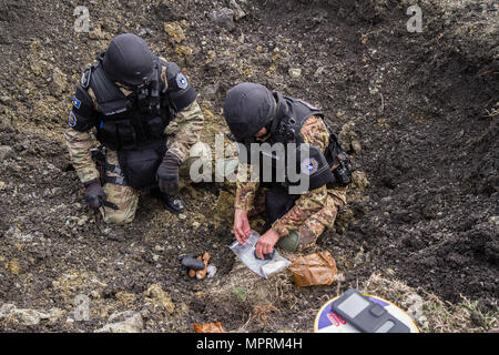 Mitglieder der kosovarischen Polizei Bomb Squad bereiten ihre kampfmittel Für einen Abriss in Orahovac, Kosovo, April 4. Der Abriss wurde Teil des Internationalen des Bewußtseins für das Minenproblem und der Unterstützung bei der Minenräumung Tag, dieser Tag der Beginn der humanitären Minenräumung Saison im Kosovo vertreten. (U.S. Armee Foto vom Kapitän Rachael Jeffcoat, 20 Public Affairs Abteilung) Stockfoto