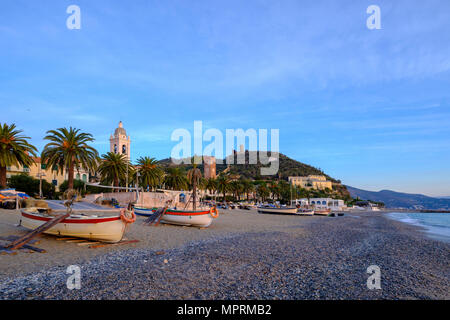 Italien, Ligurien, Riviera di Ponente, Noli, Fischerboote am Strand im Morgenlicht Stockfoto