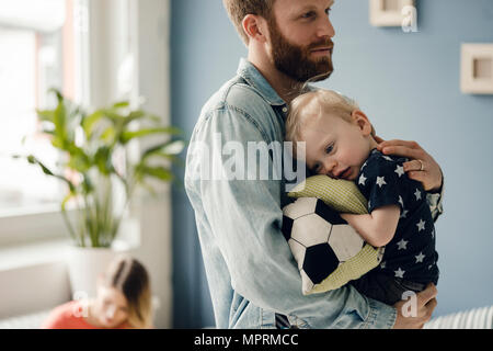 Vater verbringt Zeit mit seinem Sohn zu Hause Stockfoto