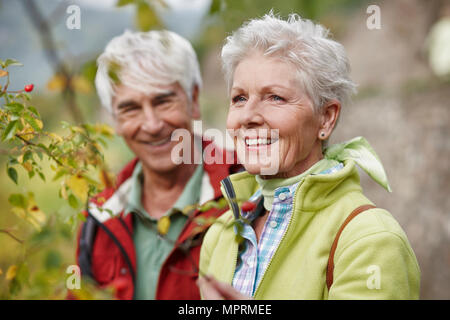 Portrait von gerne ältere Frau mit Partner im Hintergrund Stockfoto