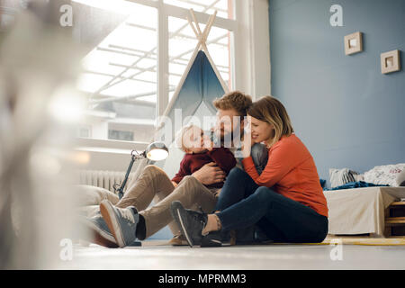 Happy Family spielen mit ihren Sohn zu Hause Stockfoto