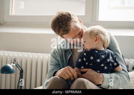 Vater verbringt Zeit mit seinem Sohn zu Hause Stockfoto