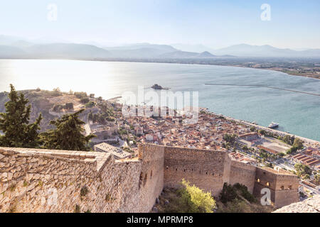 Griechenland, Peloponnes Argolis, Nauplia, Ansicht von Akronauplia zu Altstadt und Burg Bourtzi Stockfoto