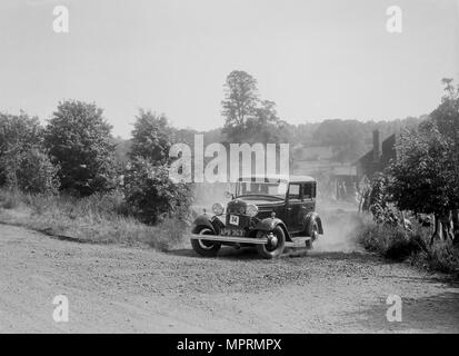 Studebaker von JS Steele in der BOC-Hill Climb, Chalfont St Peter, Buckinghamshire, 1932 konkurrieren. Artist: Bill Brunell. Stockfoto