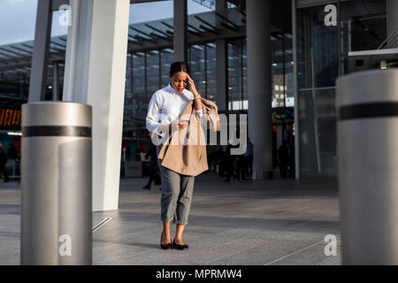 Geschäftsfrau am Smartphone suchen Stockfoto