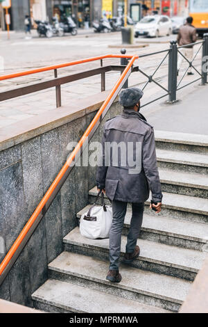 Stilvolle Mann in der Stadt unterwegs. Stockfoto