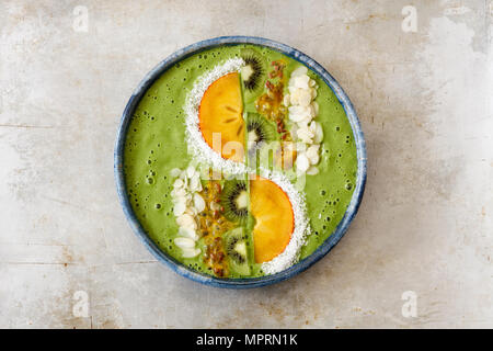 Smoothie Schüssel mit Kiwi und Kaki Stockfoto