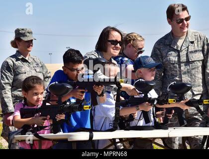 Flieger Uhr über Kinder der Mitglieder von der 944th Fighter Wing, wie sie Feuer Farbe Kugeln Apr.1 Während des Betriebs finden Kinder bei Luke Air Force Base, Ariz (U.S. Air Force Foto von Tech. Sgt. Louis Vega Jr.) Stockfoto