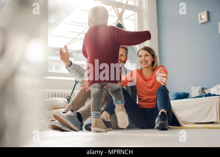 Happy Family spielen mit ihren Sohn zu Hause Stockfoto