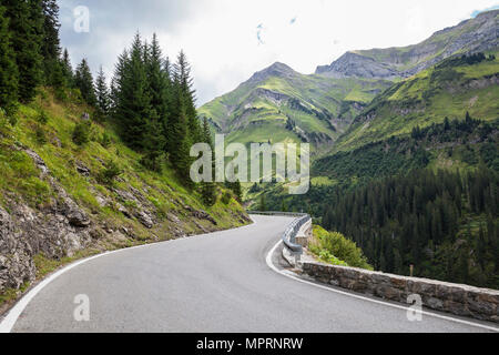 Österreich, Vorarlberg, verwinkelten Alpenstraße von Warth Lech Lech Tal Stockfoto