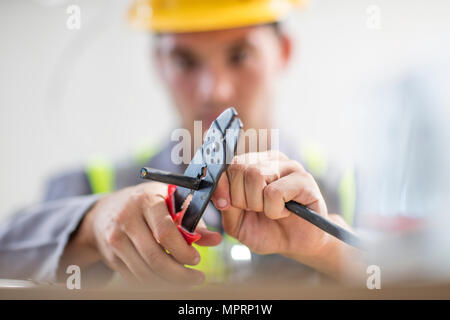 Nahaufnahme der Elektriker Schneidedraht Stockfoto