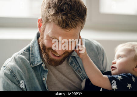 Vater verbringt Zeit mit seinem Sohn zu Hause Stockfoto