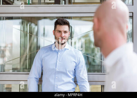 Zwei Geschäftsleute, die eine Diskussion Stockfoto