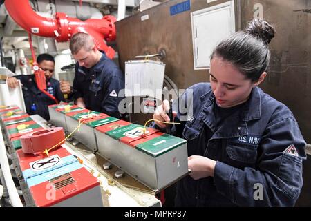 170414-N-RM689-059 SOUTH CHINA SEA (14. April 2017) Damage Control Feuerwehrmann Marcia Ruiz (rechts), von Gladstone, Missouri, und Schadensbegrenzung Feuerwehrmann Christopher Hauerrberg aus Chicago, Schrauben vom Magnetventil betrieben pilot Umschlag während einer elektrischen Wartungs-Check auf einer wässrigen filmbildenden Schaum Station an Bord der Arleigh-Burke-Klasse geführte Flugkörper Zerstörer USS Wayne E. Meyer (DDG-108). Wayne E. Meyer ist auf eine regelmäßige Westpazifik Bereitstellung mit der Carl Vinson Carrier Strike Group als Teil der US-Pazifikflotte geleitete Initiative U.S. verlängern 3. Flottenkommando und co Stockfoto