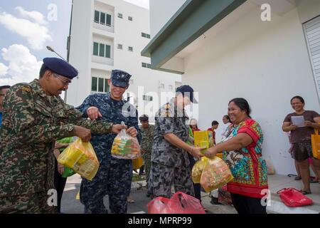 170415-N-SF984-077 KUCHING, Malaysia (15. April 2017) Maschinist Mate 3. Klasse Keali'i Shull und australische Marine Lt. CMdR Trish Kemp unterstützen ein malaysischer Soldat Essen zu verteilen, während ein Engagement für die Gemeinschaft in Zusammenarbeit mit der Gesellschaft für Kuching städtischen Armen. Pacific Partnership ist die größte jährliche multilaterale humanitäre Hilfe und Katastrophenschutz Bereitschaft Hilfsmission in Indo-Asien-Pazifik und zielt darauf ab, regionale Koordination in den Bereichen medizinische Eignung und Bereitschaft für natürliche und vom Menschen verursachte Katastrophen zu verbessern durchgeführt. (Foto: U.S. Navy Mass Communication Specialist 2. Stockfoto