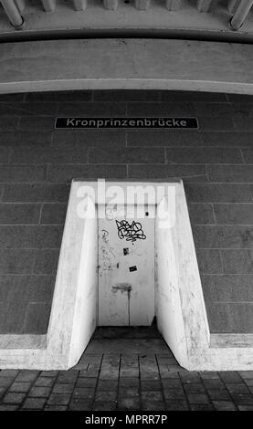 Berlin, Deutschland, allgemeine Ansicht, GV. Graffiti, Eingang des 'Kronprinzenbrucke', über die Spree, in Richtung "Reichstag, © Peter Spurrier, Stockfoto