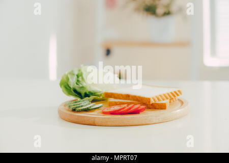 Scheibe Brot, bereiten für ein Sandwich in der Küche. Stockfoto