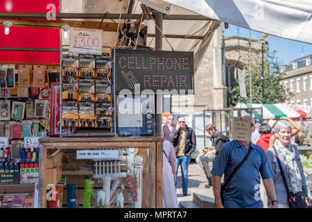 Nahaufnahme eines Mobiltelefons und allgemeine Hardware Markt in einem Ort in der Stadt. Diverse Gegenstände für den Verkauf zusammen mit einer LED-Zeichen. Stockfoto