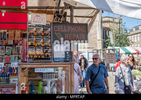 Nahaufnahme eines Mobiltelefons und allgemeine Hardware Markt in einem Ort in der Stadt. Diverse Gegenstände für den Verkauf zusammen mit einer LED-Zeichen. Stockfoto