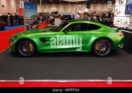 Seitenansicht eines Mercedes-AMG GT-R auf der Mercedes-Benz Welt stehen, der London Motor Show 2018 Stockfoto